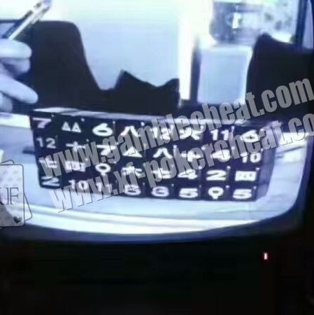자외선에 의해 보이지 않는 보이지 않는 잉크 표를 한 트럼프패를 보는 돈 기계 여과기 사진기